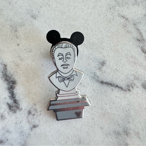 Walt Disney “Hidden Mickey Pin” Enamel Pin - 2008 - Picture 4 of 4
